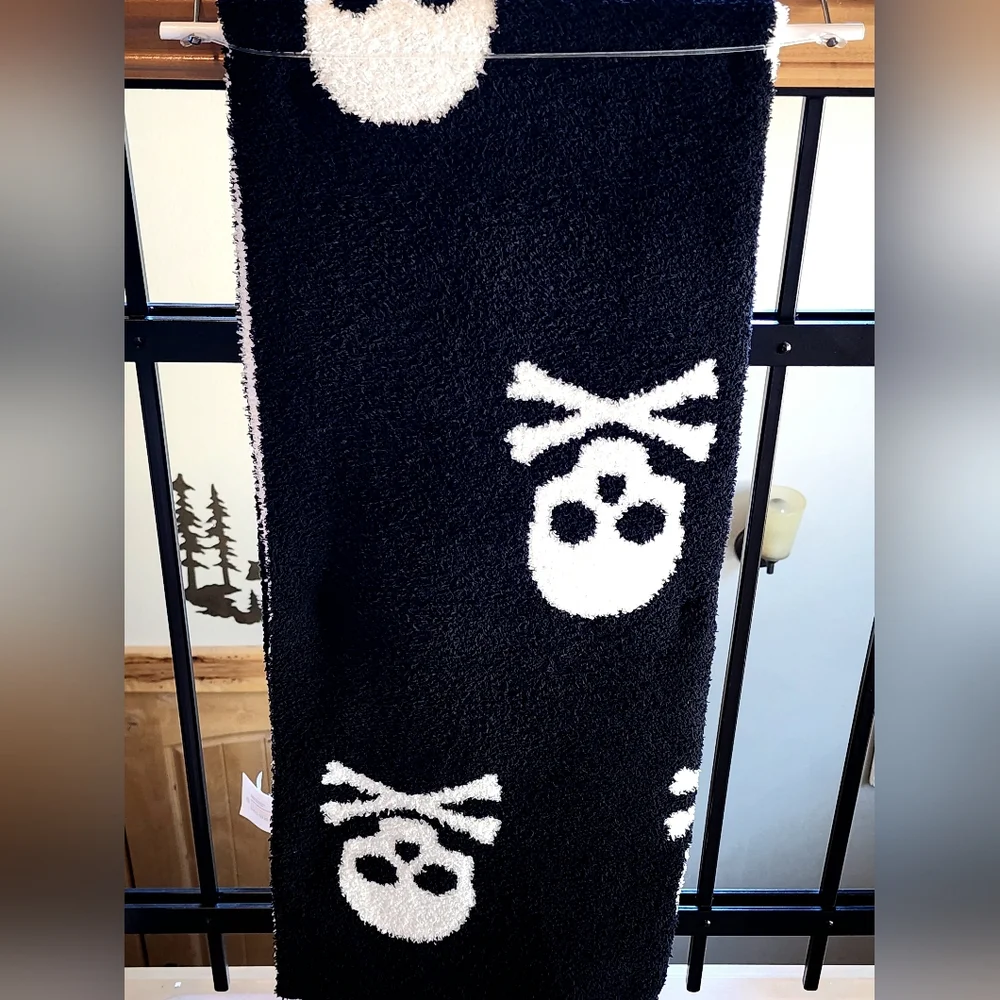 NWT Cupcakes and Cashmere Skull and Crossbones Throw Blanket Viral